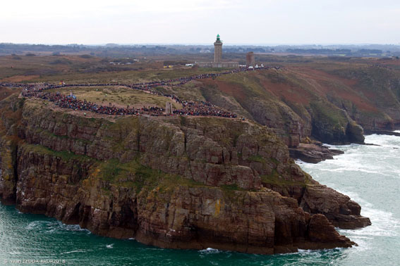 Des milliers de spectateurs massés sur le piton rocheux du cap Fréhel - © Alexis Courcoux