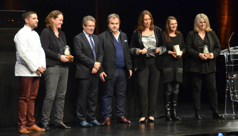 Les lauréats avec Pierre Hermé (au centre) et Antoine Audi (à sa gauche) maire de Périgueux - © D. Raynal