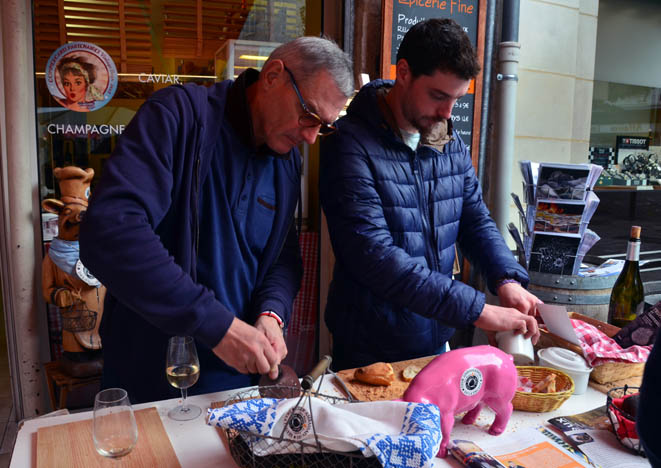 Francis Delpey (à gauche) l'ambassadeur des saveurs périgourdines et le président de la confrérie du paté de Périgueux. © D. Raynal