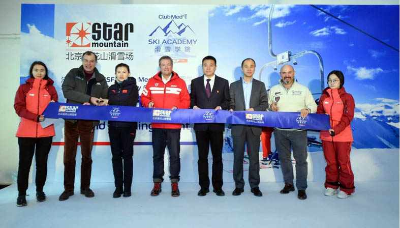 M. Henri Giscard d'Estaing, Président du Club Med, Mme Yehong Tang, Directrice adjointe du Winter Sports Administrative Center, M. Eric Breche, Président de l'Ecole de Ski Français, M. Chenguang Liu, Gouverneur de la province de Zhang, M. Gang Han, Vice-Président de China Chengxin Investment Group  et M.Gino Andeetta, Directeur Général Grande Chine au Club Med.