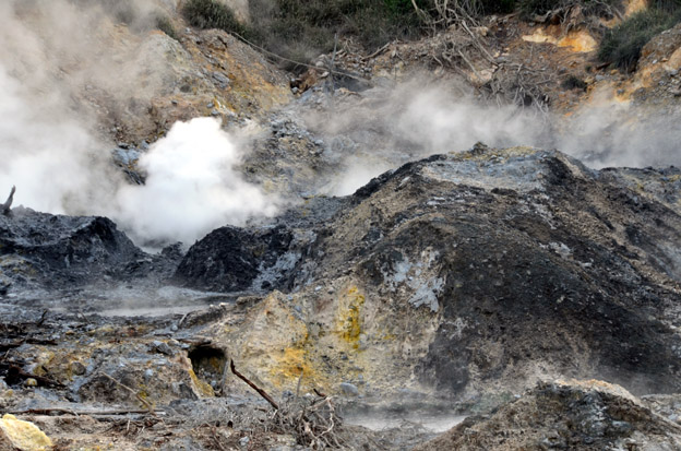 Les Sulfur Springs d'où s'échappent des fumerolles chargées en soufre - © D. Raynal Les Sulfur Springs d'où s'échappent des fumerolles chargées en soufre - © D. Raynal