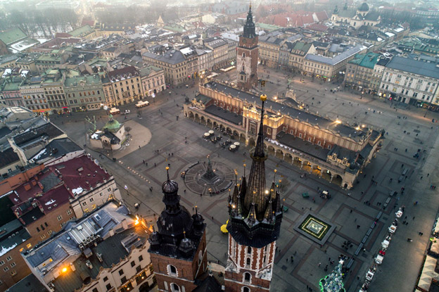 Rynek Główny, l'une des plus grandes, sinon la plus grande place médiévale d’Europe mesure 200 mètres sur 200 - © Sebastian Dudek Rynek Główny, l'une des plus grandes, sinon la plus grande place médiévale d’Europe mesure 200 mètres sur 200 - © Sebastian Dudek