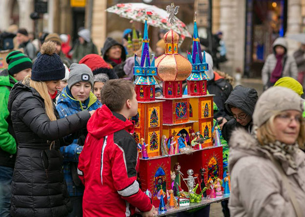 Les participants au concours s’inspirent des plus beaux monuments de Cracovie. Cette tradition se transmet de père en fils. Les maçons Michal et Leon Ezenker, auteurs de la première crèche inspirée de l'architecture cracovienne sont considérés comme les précurseurs du genre - © DR