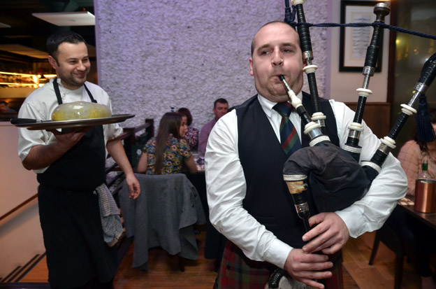 La cérémonie du haggis lors d'un Burns supper - © David Raynal