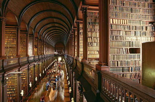 La gigantesque bibliothèque du Trinity College - © DR