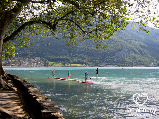 Paddle sur le lac - © Lac Annecy Tourisme - G. Blin Paddle sur le lac - © Lac Annecy Tourisme - G. Blin