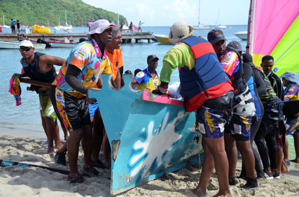 Le tour des Yoles. Pendant une semaine, habitants et touristes sont tournés vers la mer et vivent au rythme des étapes qui les mènent de ville en ville @ David Raynal