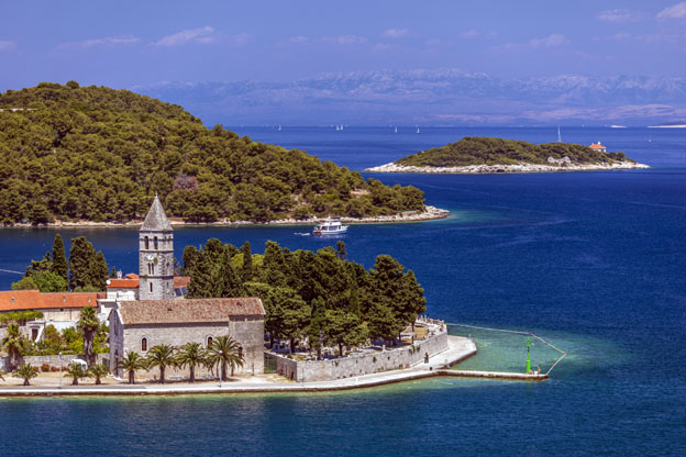 Ile de Vis - Eglise et monastère de Saint Jérôme - © Zoran Jelaca