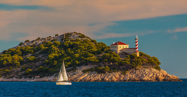 Phare Tajer sur l'île Sestrica Vela - © Zoran Jelaca