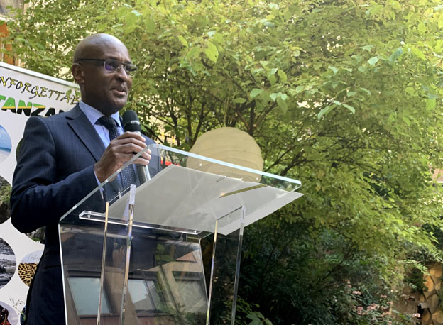 L('ambassadeur de Tanzanie en France, Samwel W. Shelukindo, lors de sa conférence dans sa résidence à Paris © DR