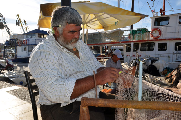 Pécheur sur le port d'Alaçatı - © David_Raynal