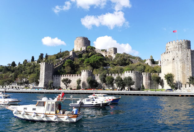 La forteresse ottomane de Rumeli Hisarı à Istanbul, conçue par Mehmet II en 1452 pour assiéger Constantinople à l'endroit le plus étroit du Bosphore - @ David Raynal. La forteresse ottomane de Rumeli Hisarı à Istanbul, conçue par Mehmet II en 1452 pour assiéger Constantinople à l'endroit le plus étroit du Bosphore - @ David Raynal.