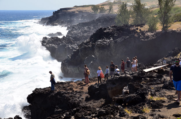 Le Souffleur est une curiosité naturelle située sur le littoral de la commune de Saint-Leu, à La Réunion. Sous les coups répétés de la houle, un violent jet d'embruns monte dans les airs jusqu'à plusieurs mètres au dessus de la falaise volcanique. © David Raynal