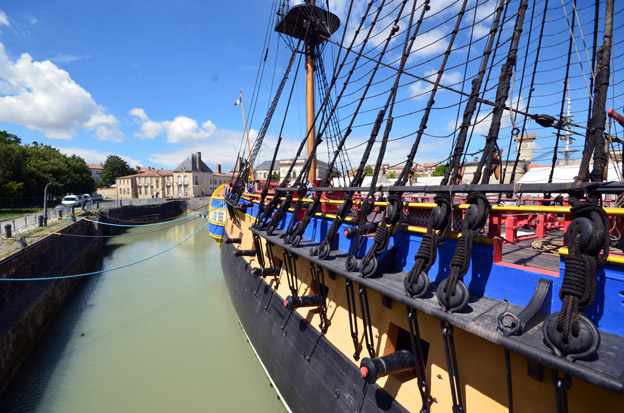 C’est à Rochefort qu’est construite en 1668, la première forme de radoub maçonnée : un bassin de mise à sec pour construite et entretenir les bateaux.  L'Hermione - © David Raynal