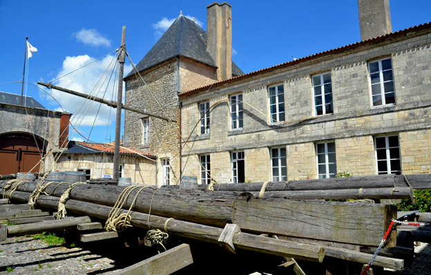 Dans la cour du musée, la réplique du « Radeau de la Méduse » fait référence au fameux tableau de Théodore Géricault réalisé en 1819 et toujours visible au musée du Louvre. Le Musée de la Marine - © David Raynal