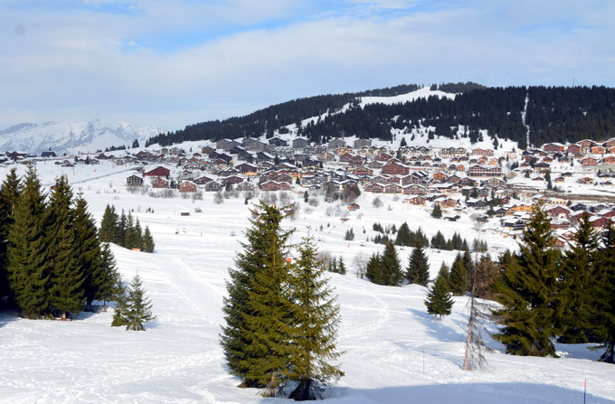 Vértiable grenier à neige, grâce à son altitude élevée, les Saisies bénéficient d'un enneigement exceptionnel qui permet de skier chaque saison jusqu'à fin avril - © David Raynal