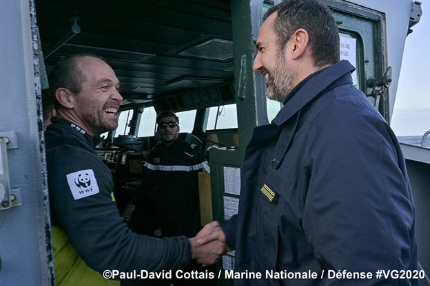 Poignée de main chaleureuse entre Kevin Escoffier et Frédéric Barbe le commandant du Nivôse - © Paul David Cottais/Marine Nationale