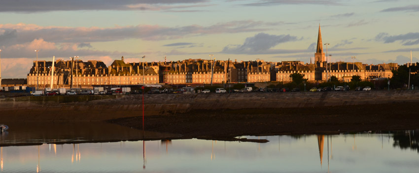 L'inta-muros de Saint Malo depuis la plage des Bas-Sablons à Saint-Servan - © David Raynal