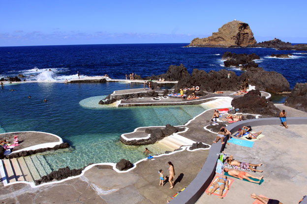 Madère tire sa prospérité de l’activité touristique depuis la fin du 18e siècle. Ici les piscines naturelles dans la roche volcanique © David Raynal