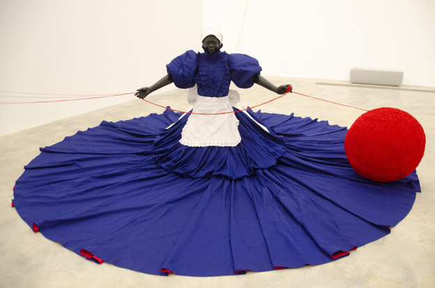 C’est Sophie, avatar sublime et bienveillant de la sud-africaine Mary Sibande, qui inaugure le parcours de l’exposition© David Raynal