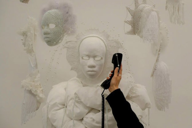 Na Chainkua Reindorf est une ghanéenne qui vit à New York et qui réinterprète à sa manière la tradition du costume de carnaval dans son essence la plus pure. Pendant la pandémie, des permanences téléphoniques qui permettent de prendre rendez-vous avec un responsable du Frac pour discuter d’une œuvre pendant 20 minutes.© Droits Réservés MECA. Na Chainkua Reindorf est une ghanéenne qui vit à New York et qui réinterprète à sa manière la tradition du costume de carnaval dans son essence la plus pure. Pendant la pandémie, des permanences téléphoniques qui permettent de prendre rendez-vous avec un responsable du Frac pour discuter d’une œuvre pendant 20 minutes.© Droits Réservés MECA.
