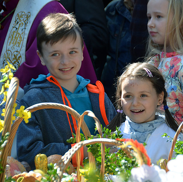 Les corbeilles magnifiquement décorées que les enfants ont coutume d’apporter sont bénies par le prêtre - © David Raynal