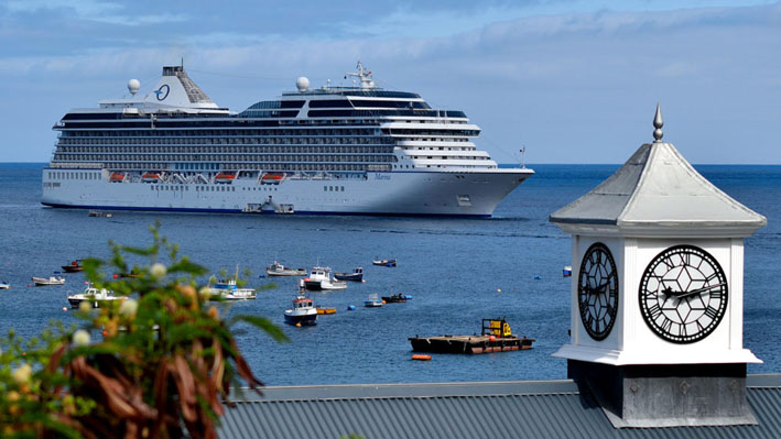 Navire de croisière devant Sainte-Hélène - © Droits réservés