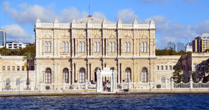Le palais de Dolmabahçe est aussi celui de la démesure. D’une superficie de 45 000 m², il comporte 285 pièces, 44 salles, 6 hammams et 68 cabinets de toilette - © David Raynal