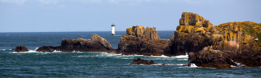 L'île des Landes à la pointe du Grouin à Cancale avec en arrière plan le phare du Herpin © Dominique Marché