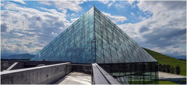 La pyramide de verre Hidamari du parc Moerenuma - © inefekt69