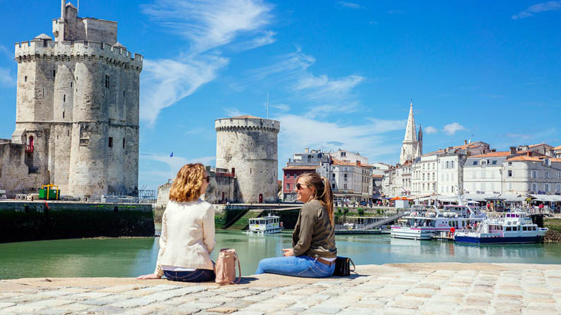 Entrée du Vieux-Port de La Rochelle et ses fameuses tours signatures médiévales Saint-Nicolas et de la Chaîne - © La Rochelle Tourisme