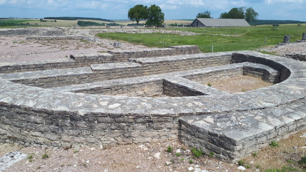 Vestiges de la basilique civile sur l'oppidum - © Hubert Gouleret Vestiges de la basilique civile sur l'oppidum - © Hubert Gouleret