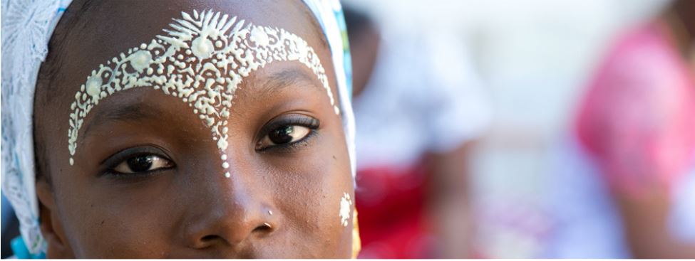 Les femmes de Mayotte portent un masque sur le visage, le m’zindzano. Il est confectionné à partir de bois de santal et sert à protéger la peau du soleil, des impuretés et des moustiques.© Mayotte Tourisme