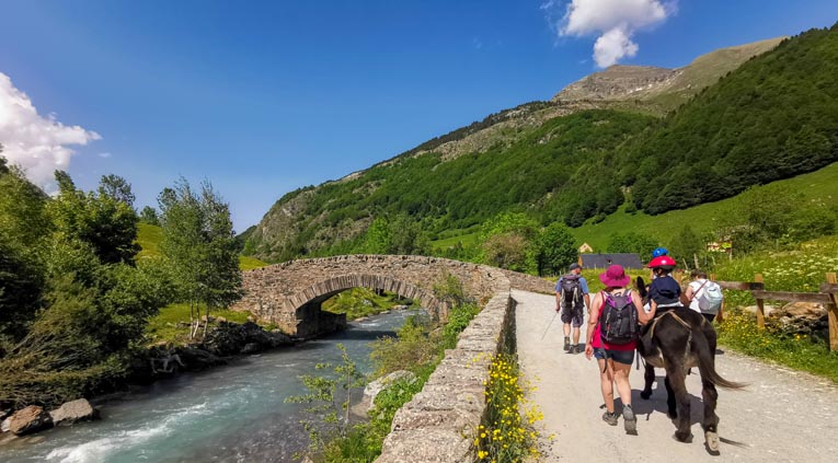 Parcourez les chemins muletiers pour une découverte paisible de la région - © Dominique Marché