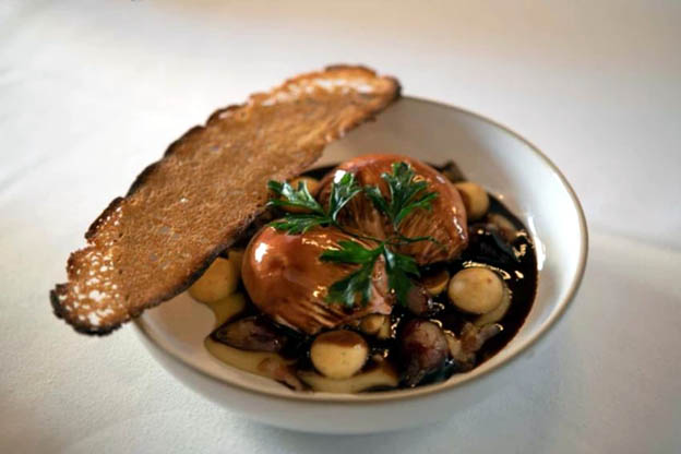 Œuf en meurette par Bruno Brangea, chef du restaurant Champeaux Les Halles à Paris, Champion du monde 2020 - © DR Œuf en meurette par Bruno Brangea, chef du restaurant Champeaux Les Halles à Paris, Champion du monde 2020 - © DR