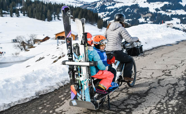 Le vélo longtail et son ski Rack joue l’incruste en station !