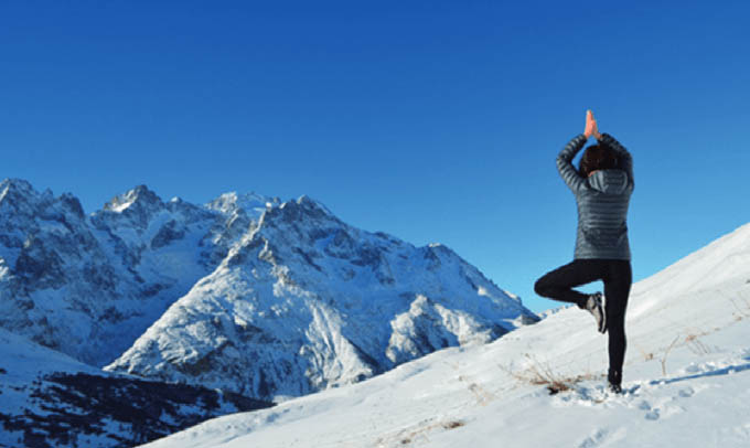 Initiation au yoga au cours d'une randonnée en raquettes - © Parc National des Écrins