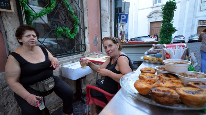 Vendeuses de pastéis de Nata lisboètes dans le quartier médiéval de l'Alfama © David Raynal