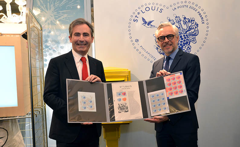 Jérôme de Lavergnolle, président-directeur général des Cristalleries Saint-Louis  et Gilles Livchitz, directeur de Philaposte - © David Raynal