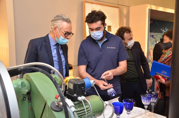 Echange de savoir faire entre le directeur de Philaposte Gilles Livchitz et un employé de la manufacture Saint-Louis© David Raynal Echange de savoir faire entre le directeur de Philaposte Gilles Livchitz et un employé de la manufacture Saint-Louis© David Raynal