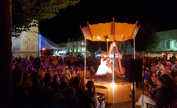 la chanteuse harpiste reprend des airs piochés dans toutes les époques - © DR