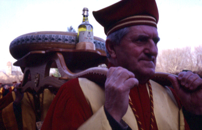 Les Ambassadeurs du vin jaune procèdent à la Percée, c’est à dire à l’ouverture du traditionnel fût de chêne qui contient pas moins de 228 litres de nectar (Crédit photo David Raynal).