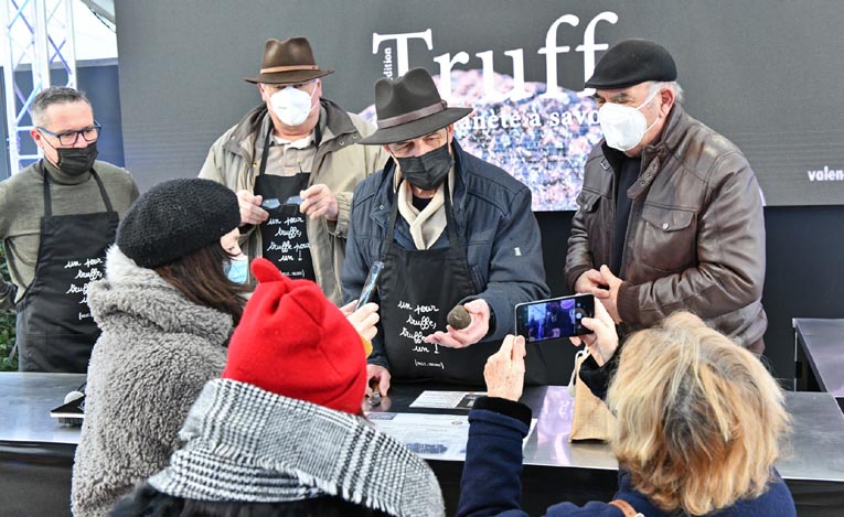 Séance de canifage à la 4e édition de la Fête de la truffe à Valence © Eric Caillet