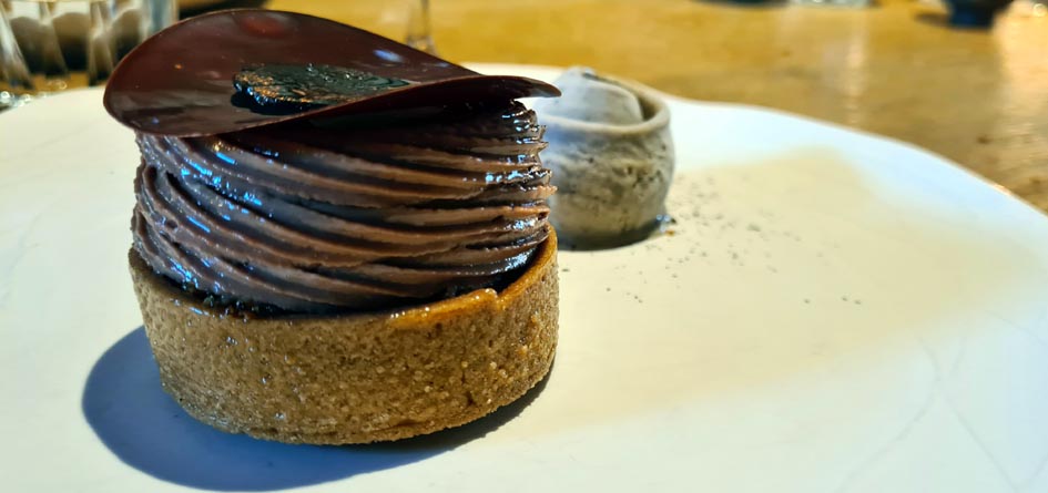 Tartelette au chocolat, ganache fondante, caramel salé à la truffe melanosporum, pointe de cazette - © David Raynal