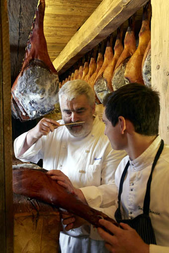 Plusieurs centaines de jambons savoyards sont affinés chaque année. Ici Bernard et Jérémy Trincaz - © DR Plusieurs centaines de jambons savoyards sont affinés chaque année. Ici Bernard et Jérémy Trincaz - © DR