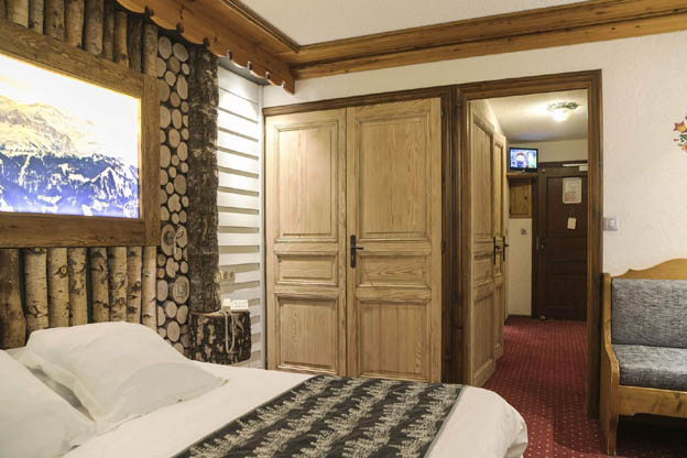 Style savoyard typique des chambres, bois sculpté, murs peints de scènes montagnardes  - © DR Style savoyard typique des chambres, bois sculpté, murs peints de scènes montagnardes  - © DR