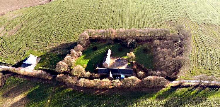 Ce manoir du XVIe siècle allie des hébergements insolites et écologiques et des activités bien-être - © DR