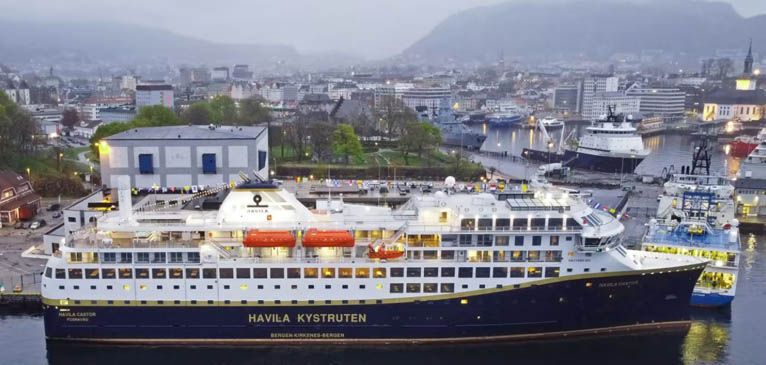 Havila Castor à quai dans le port de Bergen - © Havila Voyages