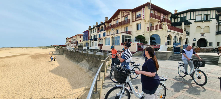 Sur le front de mer battu par les vagues de l’océan, la place des Landais qui date des années 30 est constituée de maisons mitoyennes avec des colombages rouges néo basques qui marquent la signature architecturale de la station. © David Raynal