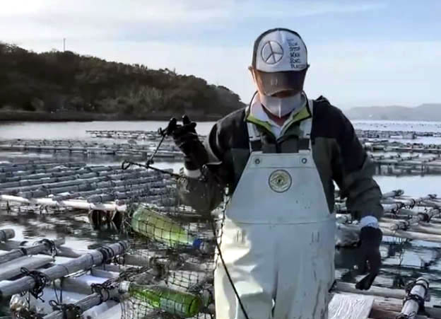 Immersion des bouteilles de saké - © DR